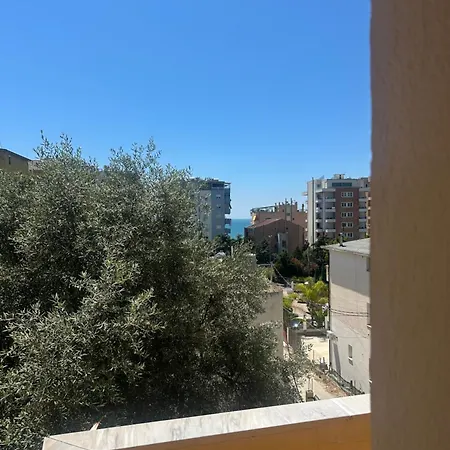 Family With View دراس